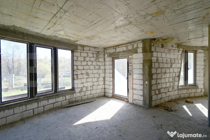 Casă cu 5 camere cu Teren 829 Mp în Central