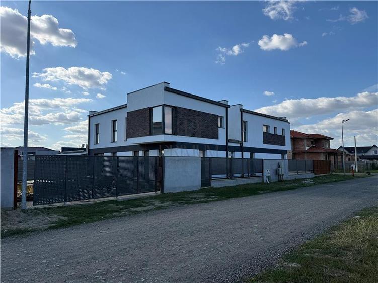 Duplex cu 5 camere cu Canalizare în Moșnița Nouă