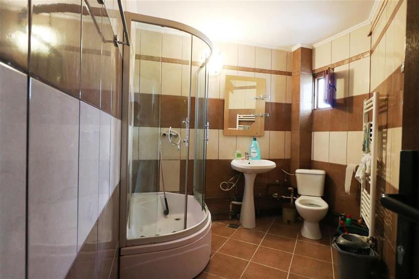 Apartament cu 2 camere decomandat în Podul de Fier