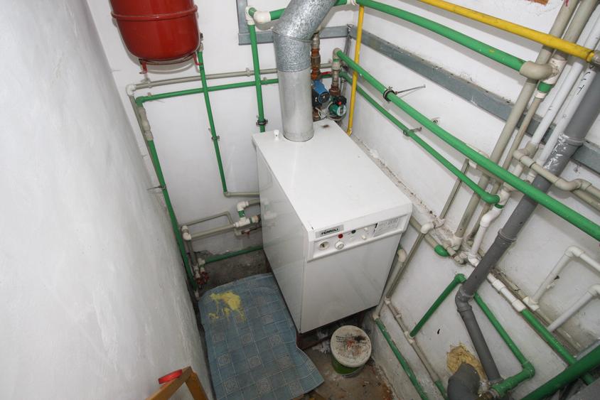 Casă individuală cu 8 camere cu Canalizare în Central