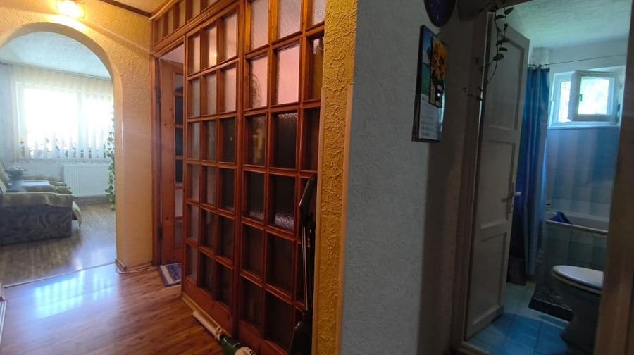 Apartament cu 3 camere semidecomandat în Gojdu
