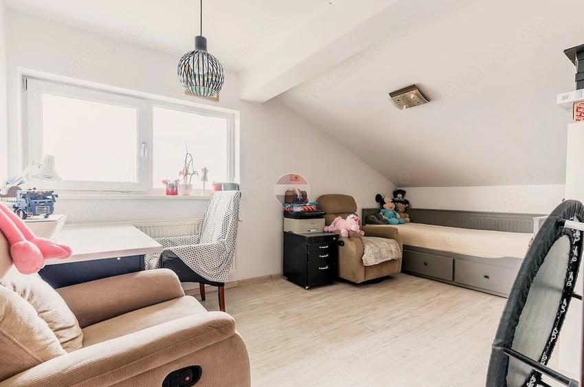 Apartament cu 5 camere decomandat în Breazu