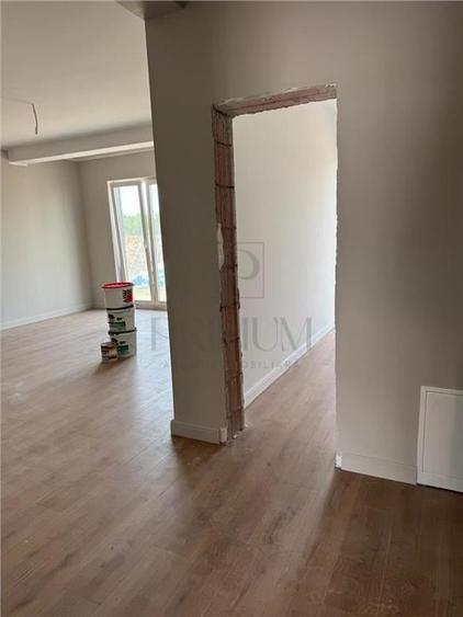 Apartament cu 3 camere decomandat în Plopi