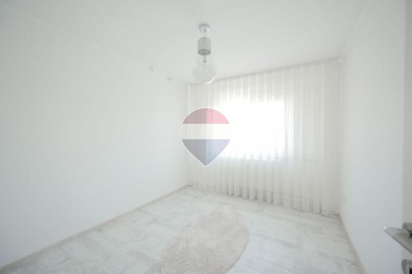 Apartament cu 3 camere decomandat, mobilat în Decebal