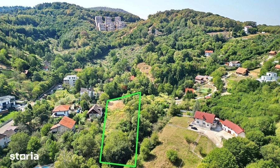 Teren de 2300 mp, în Schei