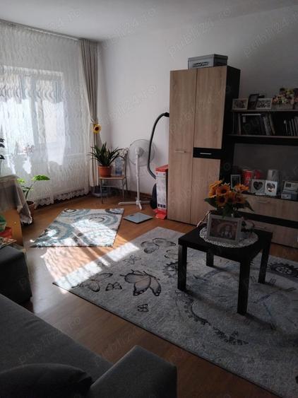 Apartament cu 3 camere decomandat în Filiași
