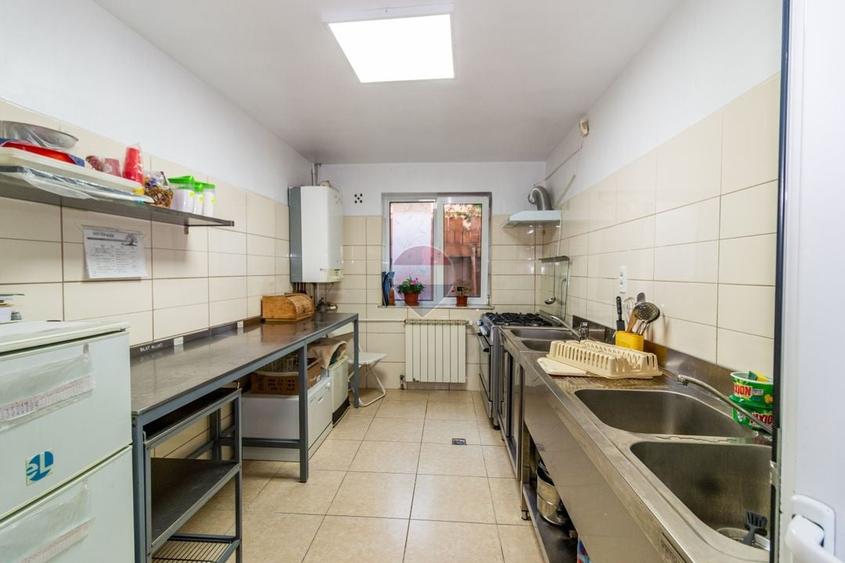 Casă individuală cu 7 camere cu Teren 250 Mp în Drumul Taberei
