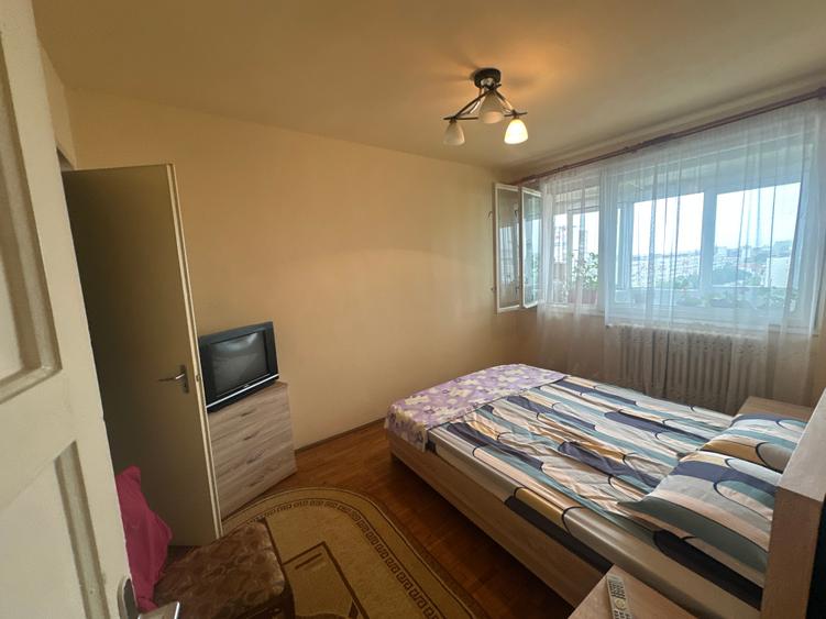 Apartament cu 3 camere semidecomandat în 1 Mai