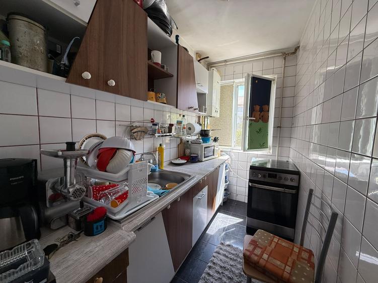 Apartament cu 3 camere semidecomandat în Cetății