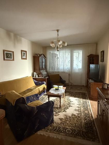 Apartament cu 3 camere semidecomandat în Ipotești