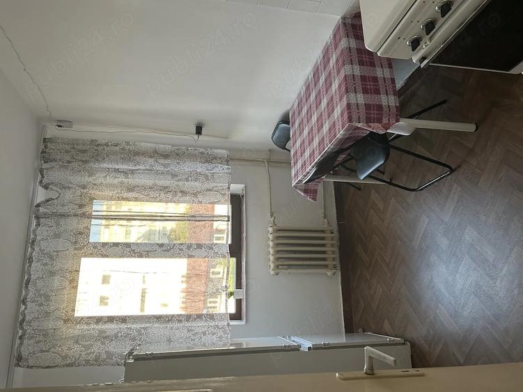 Apartament cu 3 camere semidecomandat în Craiovei
