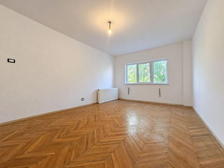 Apartament cu 3 camere decomandat în Lipovei