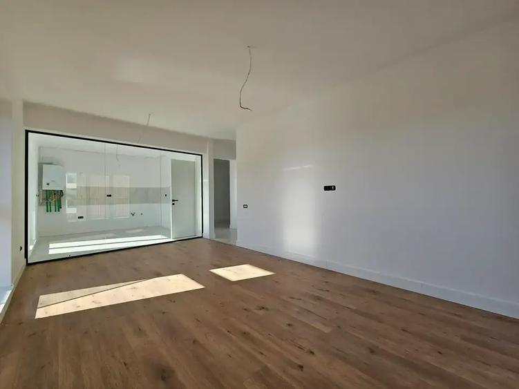 Apartament cu 3 camere decomandat în Titan