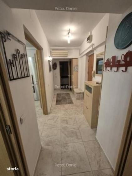 Apartament cu 3 camere semidecomandat în Sat Vacanță