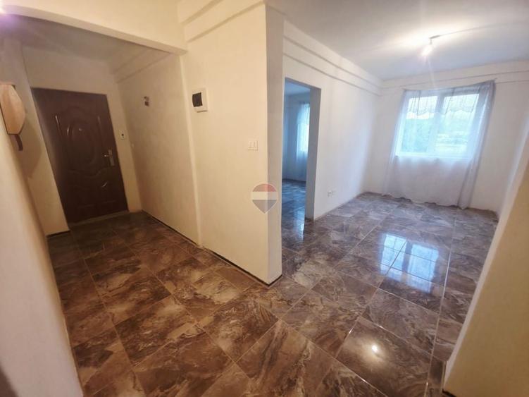 Apartament cu 3 camere decomandat în Săvinești