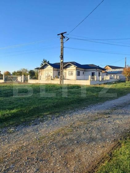 Casă individuală cu 4 camere cu Garaj în Periferie