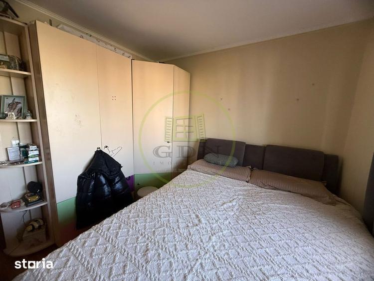 Apartament cu 3 camere semidecomandat în Craiovița Nouă