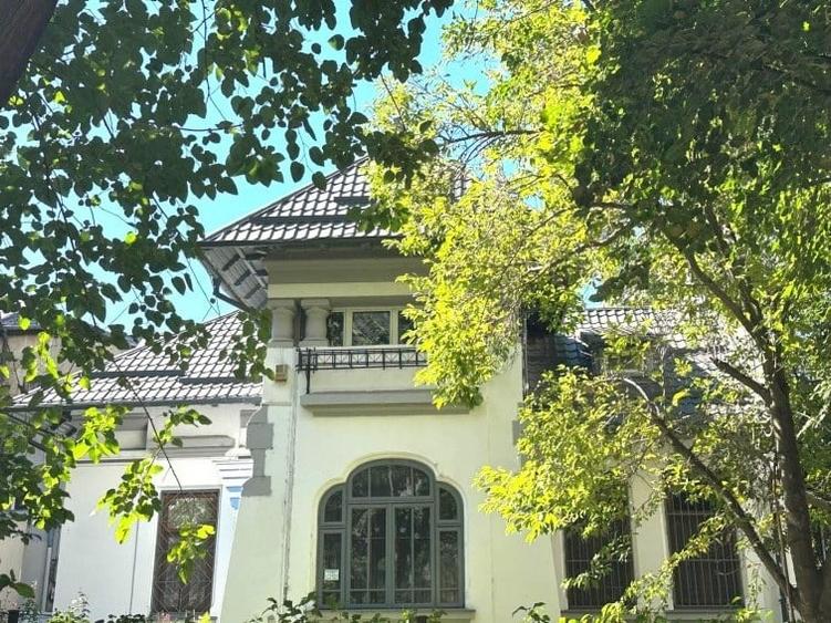 Casă cu 8 camere cu Garaj în Dorobanți