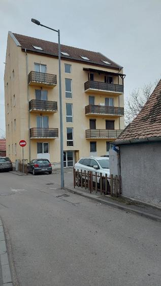 Apartament cu 3 camere decomandat în Turnișor