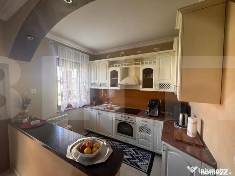 Casă cu 10 camere cu Teren 774 Mp în Central
