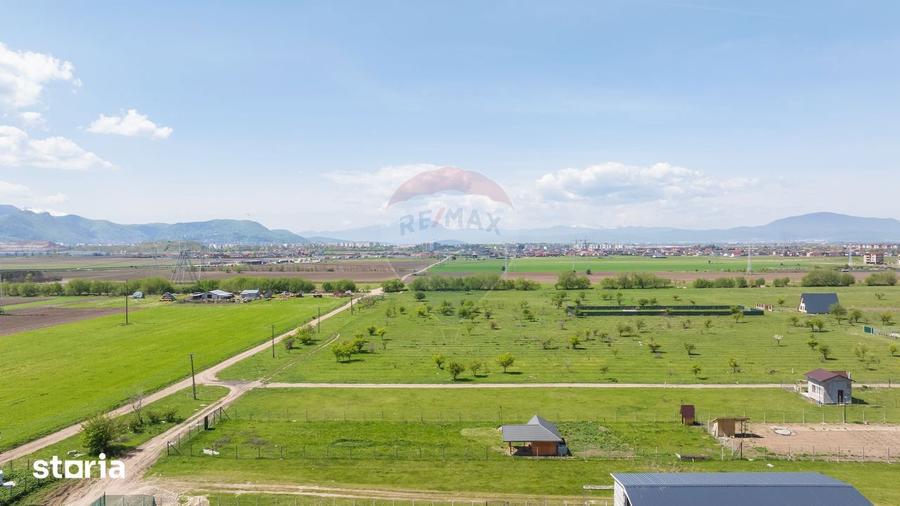 Teren de 1300 mp, în Sânpetru
