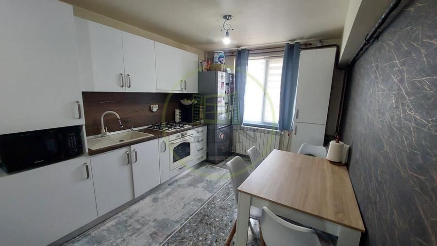 Apartament cu 3 camere semidecomandat, mobilat în Craiovița Nouă