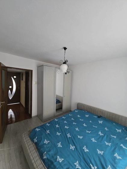 Apartament cu 3 camere decomandat în Astra