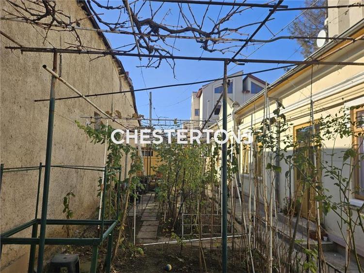 Casă cu 6 camere cu Teren 390 Mp în Central