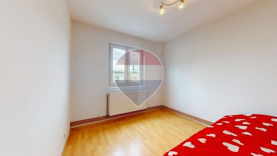Apartament cu 3 camere semidecomandat în Sud