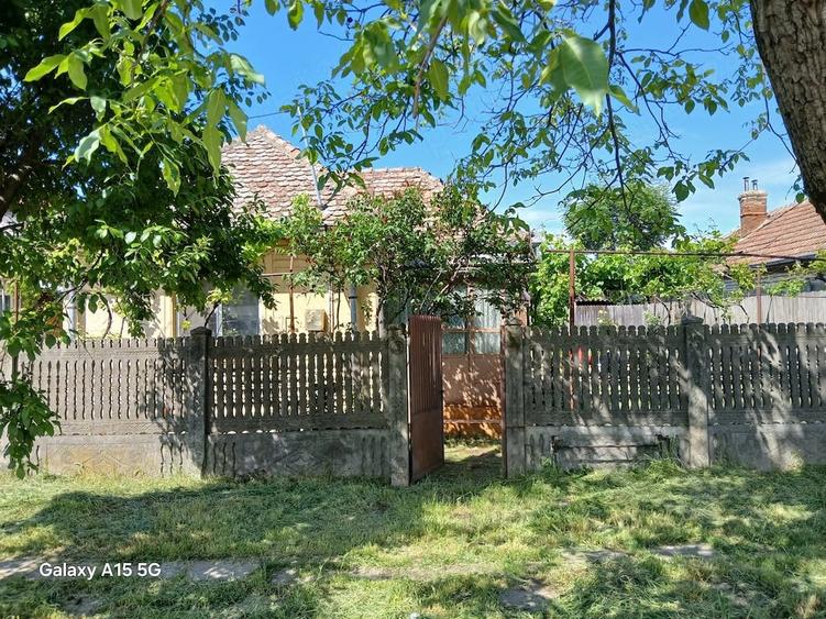 Casă cu 3 camere cu Teren 1400 Mp în Central