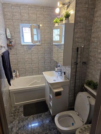 Apartament cu 3 camere decomandat, mobilat în Dâmbovița