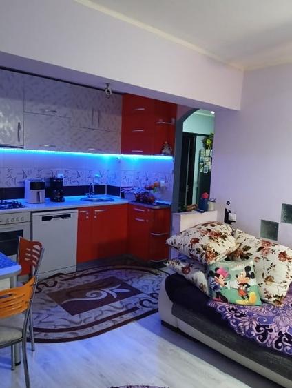 Apartament cu 3 camere decomandat, mobilat în Florești