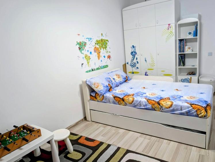 Apartament cu 4 camere decomandat, mobilat în Tractorul