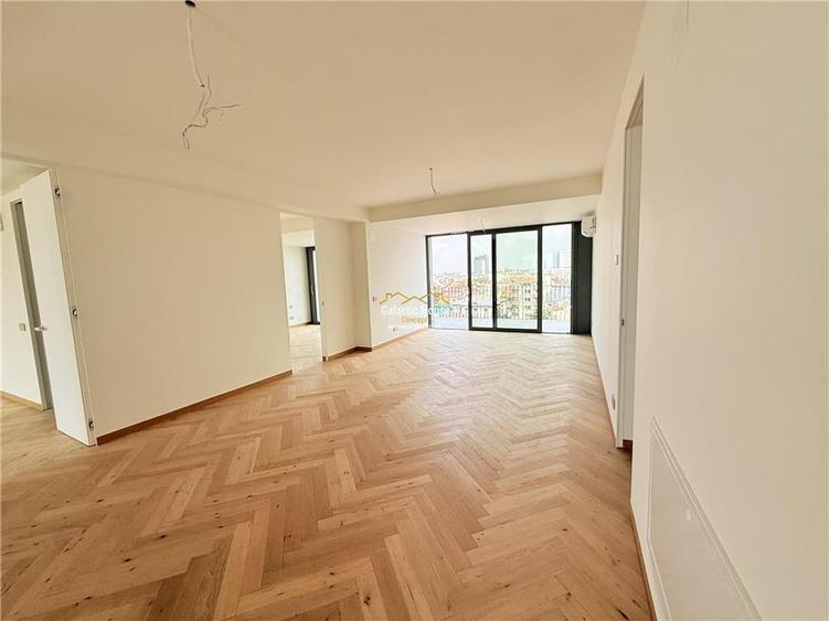 Apartament cu 4 camere decomandat în Central