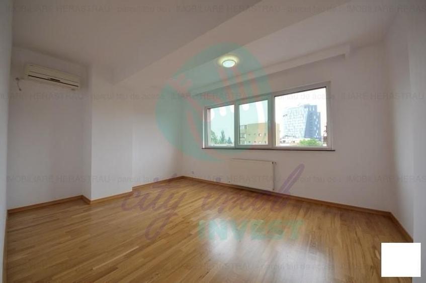Apartament cu 5 camere semidecomandat în Kiseleff