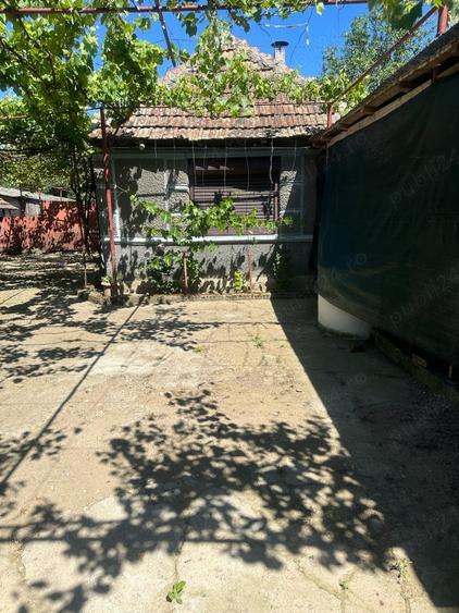 Casă cu 5 camere cu Teren 2500 Mp în Tăut