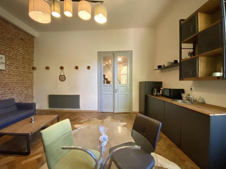 Apartament cu 2 camere semidecomandat, mobilat în Central