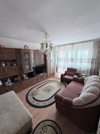 Apartament cu 3 camere decomandat în Lacul Tei