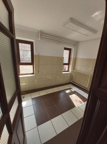 Casă cu 5 camere cu Teren 250 Mp în Victoriei
