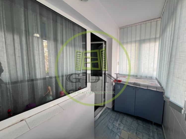 Apartament cu 3 camere decomandat, mobilat în Rovine
