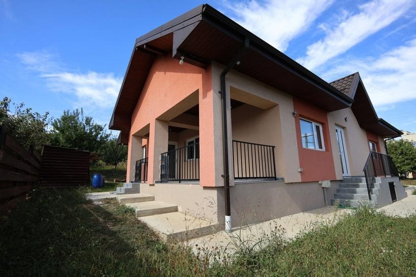 Casă individuală cu 4 camere cu Canalizare în Frumoasa