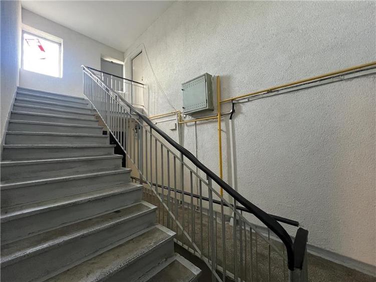 Apartament cu 3 camere decomandat, mobilat în Nicolina
