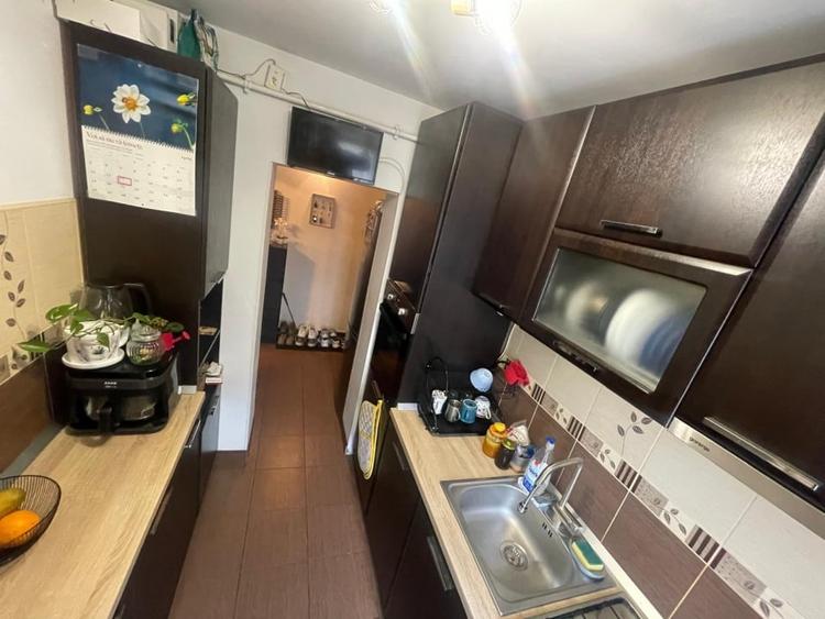 Apartament cu 3 camere semidecomandat, mobilat în Craiovița Nouă