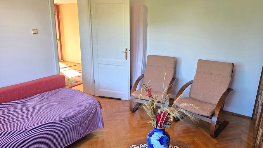 Casă individuală cu 5 camere cu Teren 174 Mp în Central
