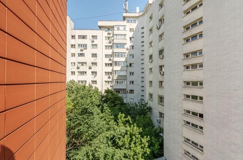 Apartament cu 3 camere semidecomandat, mobilat în P-ța Victoriei
