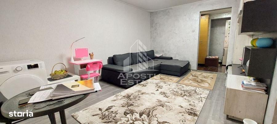 Apartament cu 3 camere semidecomandat în Micro 4