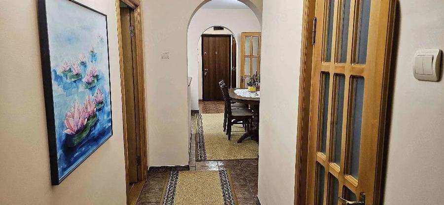 Apartament cu 4 camere decomandat, mobilat în Central