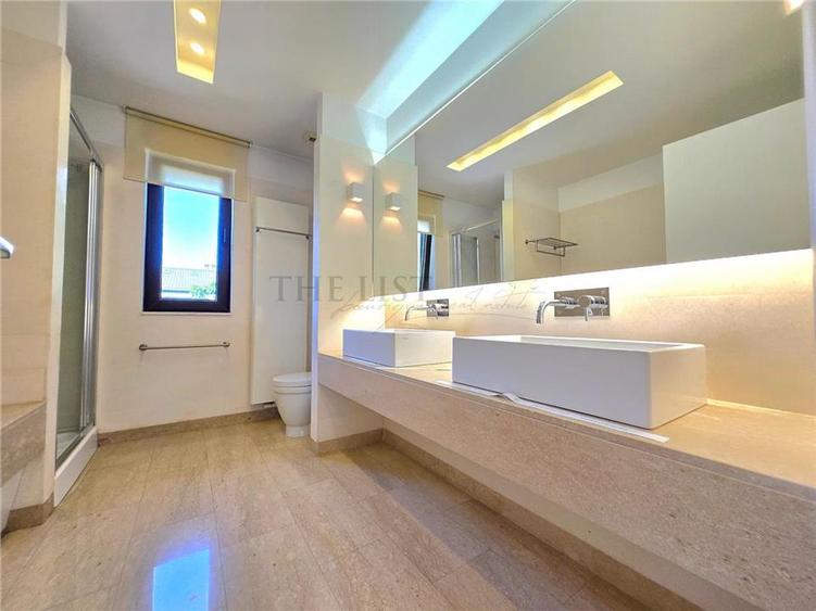 Casă cu 5 camere cu Teren 200 Mp în Pipera
