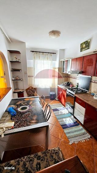 Apartament cu 3 camere, mobilat în Precista