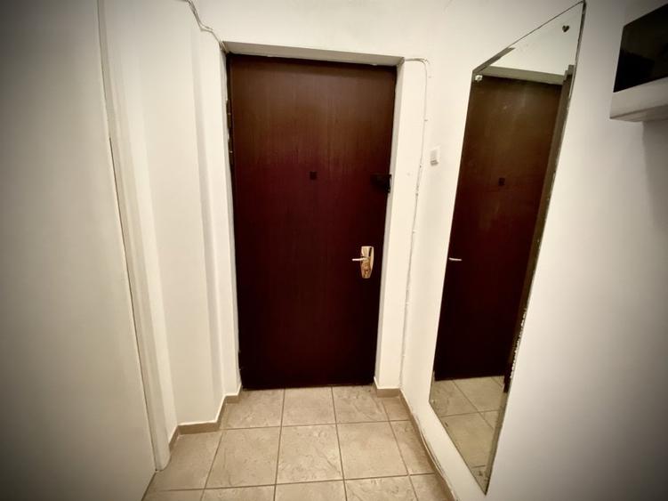 Apartament cu 3 camere semidecomandat, mobilat în Universitate